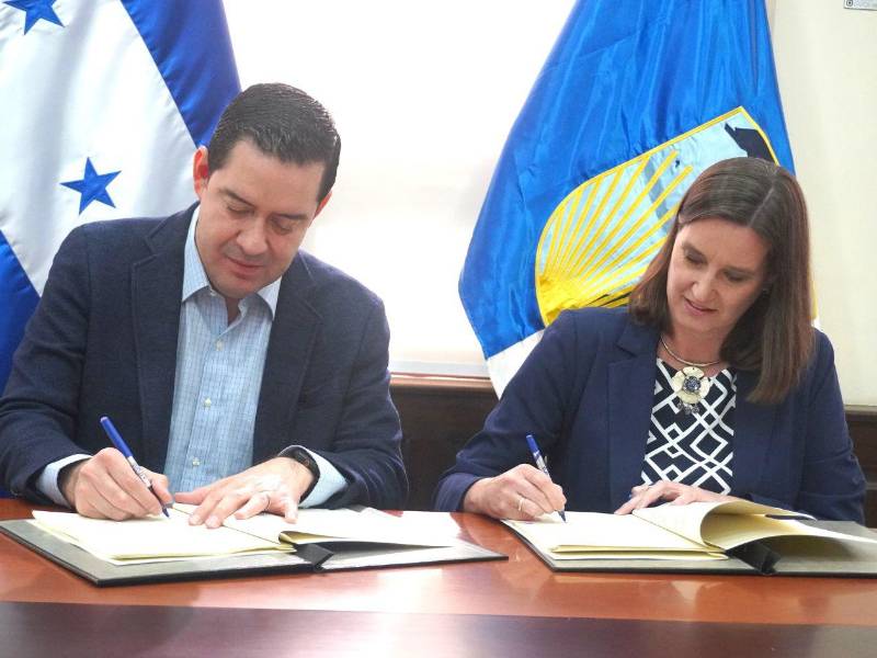 El crédito fue firmado por el secretario de Finanzas, Emilio Hernández Hércules, junto a la representante del Banco Interamericano de Desarrollo (BID) en Honduras, Julia Johannsen