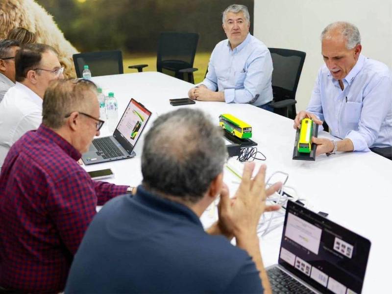 El presidente Nasry Asfura durante reunión con Natanael Romero, director de Operaciones de MetroSula.
