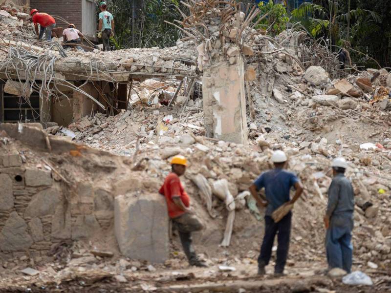 Fotografía muestra a personas que retiran escombros de un edificio afectado por el doble terremoto en Caracas (Venezuela).