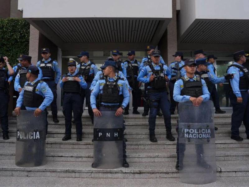 Oficiales de la Policía Nacional durante un resguardo de seguridad en la Corte Suprema de Justicia.