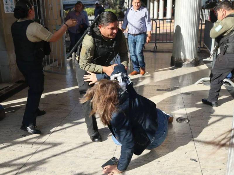 La exdiputada Gladys Aurora López perdió la audición en su oído derecho tras el ataque con un artefacto explosivo en el Congreso Nacional.