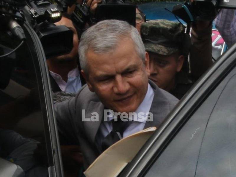 La Justicia de Honduras resolvió este miércoles que el exjefe del Estado Mayor Conjunto de las Fuerzas Armadas, general retirado Roosevelt Hernández, enfrente en libertad un proceso por presuntos ataques contra la libertad de prensa.