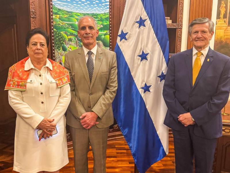 Reunión de Asfura con representante diplomática de México y empresarios interesados en invertir en Honduras.
