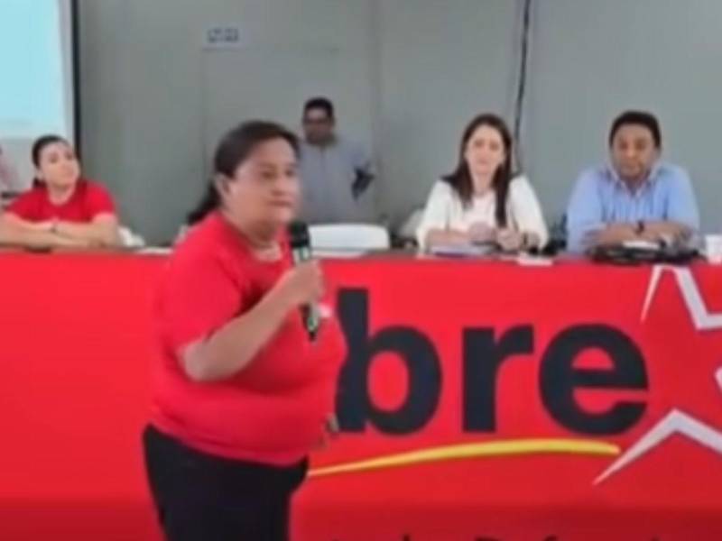 La militante de base arremetió contra la diputada Scherly Arriaga durante la asamblea municipal en San Pedro Sula.