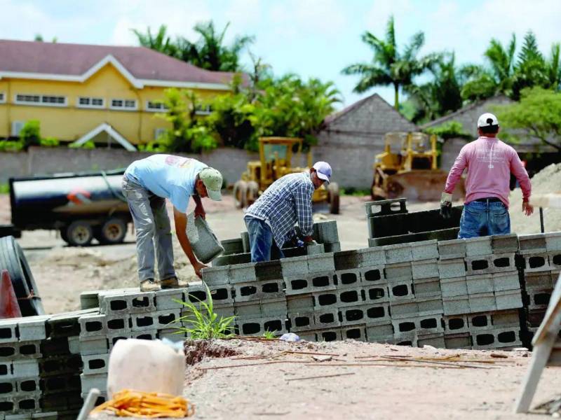 Las personas que no tienen vivienda pueden acercarse a las instituciones financieras intermediarias para que consulten por los fondos Banhprovi.