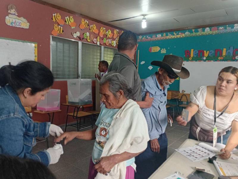 Las elecciones generales en el municipio de San Antonio de Flores, al este de Honduras, el único lugar donde su población no pudo votar el pasado 30 de noviembre, por varias irregularidades, se iniciaron este domingo en un ambiente de mucho civismo, orden y seguridad.