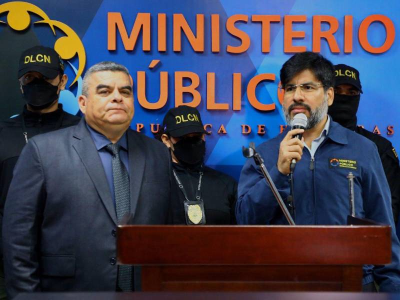 El fiscal general del Ministerio Público, Johel Antonio Zelaya, juramentó este miércoles al general en condición de retiro Ramiro Fernando Muñoz Bonilla como nuevo director de la Dirección de Lucha Contra el Narcotráfico (DLCN).