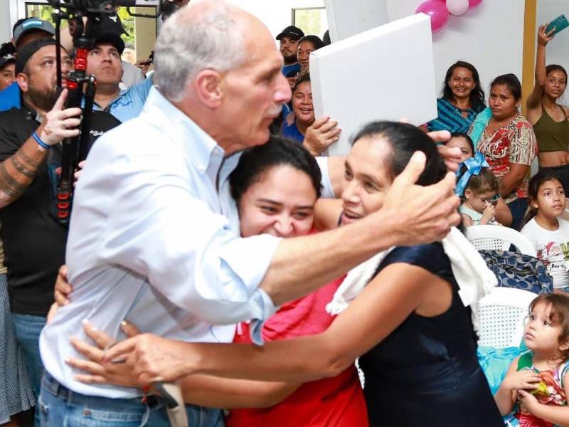 El mandatario destacó el valor de las madres hondureñas y deseó bienestar para sus familias.