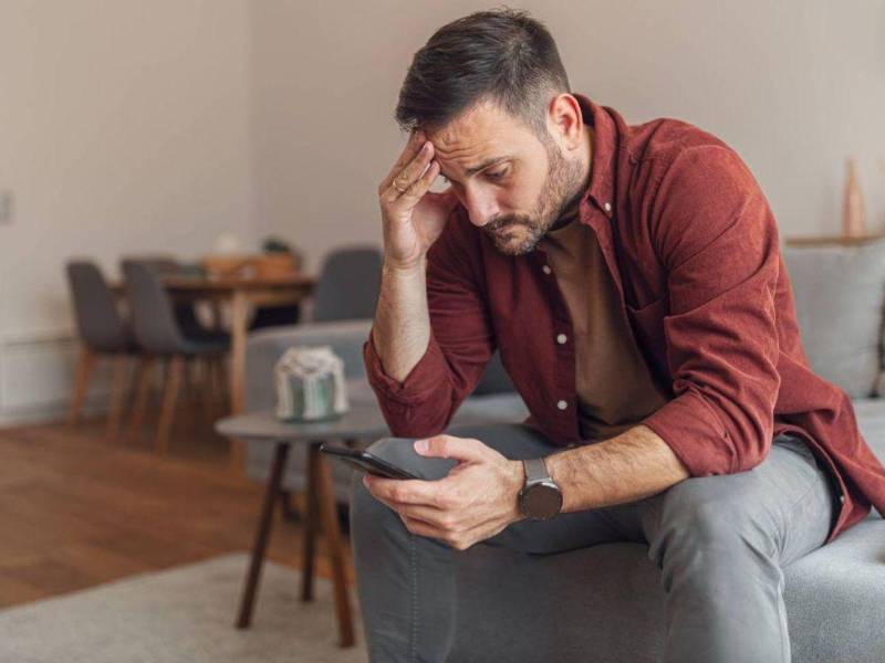 La desinformación no solo puede engañar: también puede provocar miedo, ansiedad e incertidumbre. Psicólogos explican cómo el ruido informativo afecta el bienestar emocional y qué hacer antes de reaccionar o compartir.