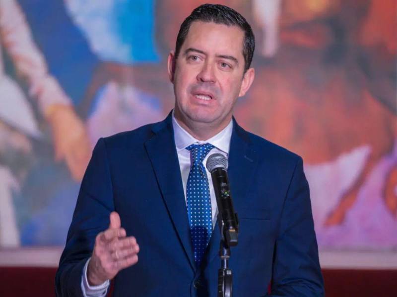 Emilio Hércules, secretario de Finanzas, dando una conferencia de prensa.