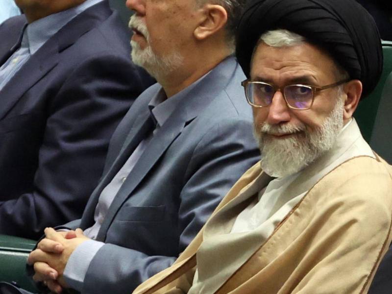 Clérigo chií, con estudios de jurisprudencia en el Seminario Islámico de Qom, Jatib fue alumno de figuras clave como el Líder Supremo, Alí Jamenei.