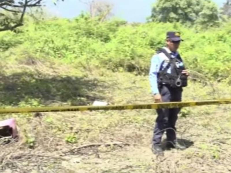 Agentes policiales acordonaron la escena donde fue encontrado sin vida el joven Jesús Alberto Valladares.