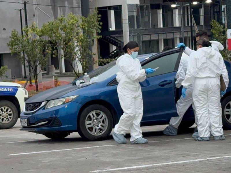 El vehículo permaneció estacionado durante varias horas hasta que trabajadores del sector alertaron a las autoridades tras observar sangre en su interior.