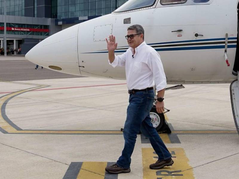 El expresidente Juan Orlando Hernández publico fotos inéditas del emotivo reencuentro con su familia en el Aeropuerto Internacional de Palmerola, en Comayagua, tras su regreso a Honduras.