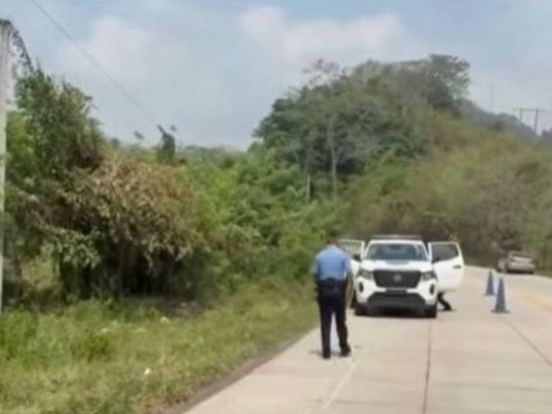 Elementos policiales llegaron al lugar para acordonar la escena mientras personal de Medicina Forense realizaba el levantamiento cadavérico.