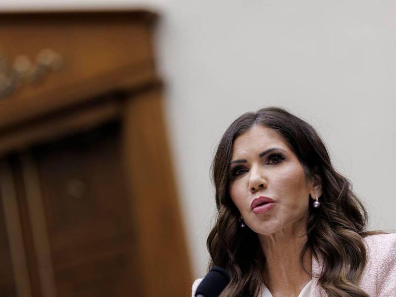 Fotografía de la secretaria del Departamento de Seguridad Nacional (DHS), Kristi Noem.