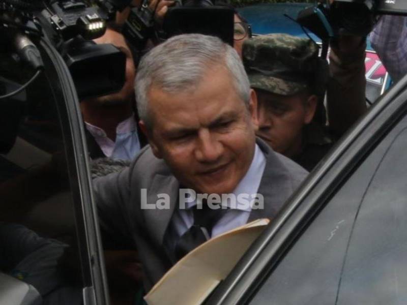 Un juez de letras penal dictó el pasado miércoles, 19 de agosto, medidas distintas a la prisión preventiva contra Roosevelt Hernández después de la audiencia de declaración de imputado.