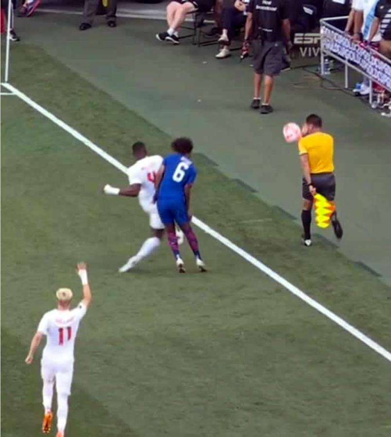 Momento del pelotazo al rostro que sufrió el árbitro mexicano Christian Espinosa.