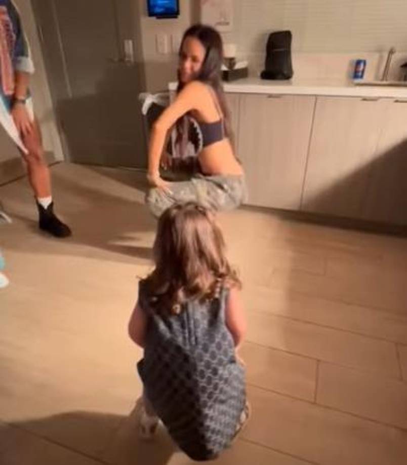 Sin embargo, a la cantante le llovieron las críticas tras viralizarse el clip en el que se aprecian los sensuales pasos de “perreo” que hace frente a la niña, quien con mucha inocencia los imita. Muchos de los fanáticos no estuvieron de acuerdo con esta acción y señalaron a Natti de ser una madre “irresponsable” por hiérsexualizar a su hija de tan solo dos años.