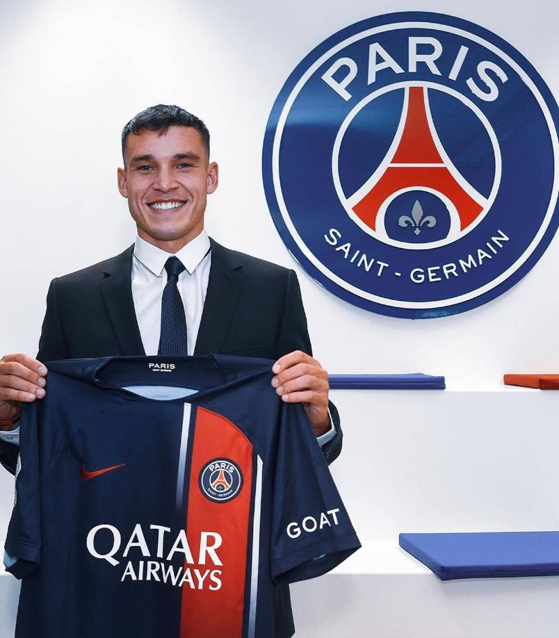 El centrocampista defensivo uruguayo Manuel Ugarte se unió a Milan Skriniar y Marco Asensio. El charrúa llega al PSG traspasado por el Sporting de Lisboa a cambio de 60 millones de euros (sobre 65,5 millones de dólares).