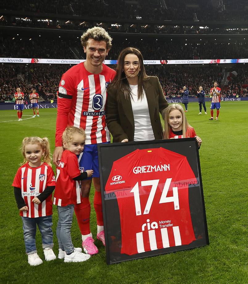 Antoine Griezmann recibió una camiseta con el número 174 como reconocimiento a su condición ya de máximo goleador de la historia del club rojiblanco, con esa cifra de tantos. Posó junto a su esposa e hijas.