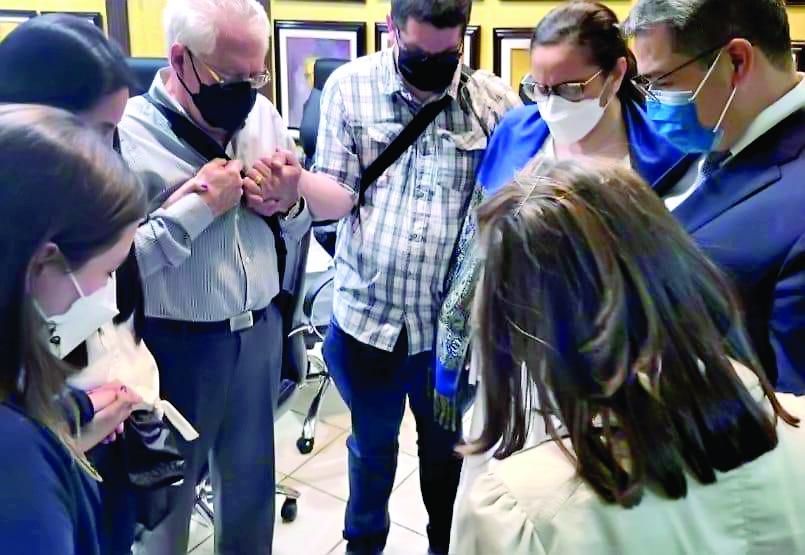 Los hijos y la esposa del ex-Presidente llegaron a la Corte para darle apoyo a Hernández antes de conocer la resolución del juez, también elevaron una oración. Luego de la audiencia fue llevado al comando Cobras.