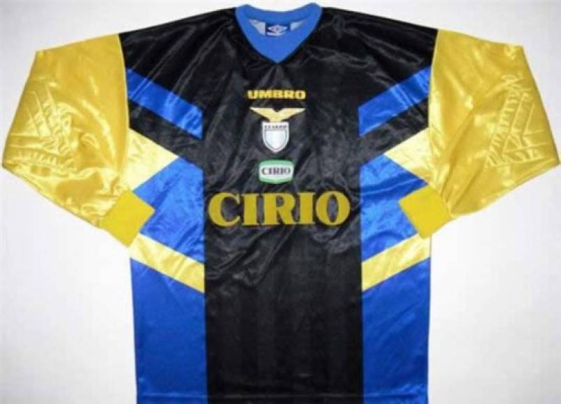 Camiseta de la Lazio en la temporada 1991. ¿Recuerdas los uniformes de los Power Rangers? Pues al Lazio le dio por utilizarlos para jugar fútbol. Solo reemplazaron toda la tela por papel para envolver regalo y terciopelo.
