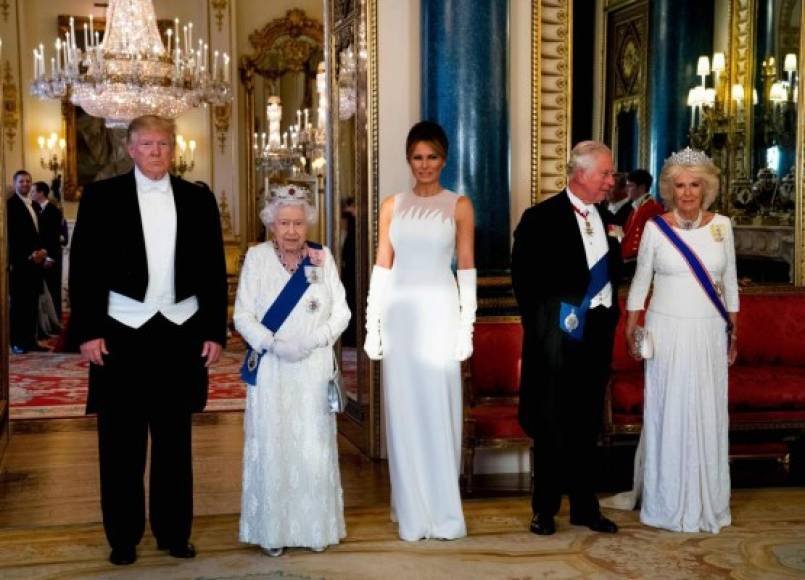 Britain's Queen Elizabeth II (2L), US President Donald Trump (L), US First Lady Melania Trump (C), Britain's Prince Charles, Prince of Wales (2R) and Britain's Camilla, Duchess of Cornwall pose for a photograph ahead of a State Banquet in the ballroom at Buckingham Palace in central London on June 3, 2019, on the first day of the US president and First Lady's three-day State Visit to the UK. - Britain rolled out the red carpet for US President Donald Trump on June 3 as he arrived in Britain for a state visit already overshadowed by his outspoken remarks on Brexit. (Photo by Doug Mills / POOL / AFP)