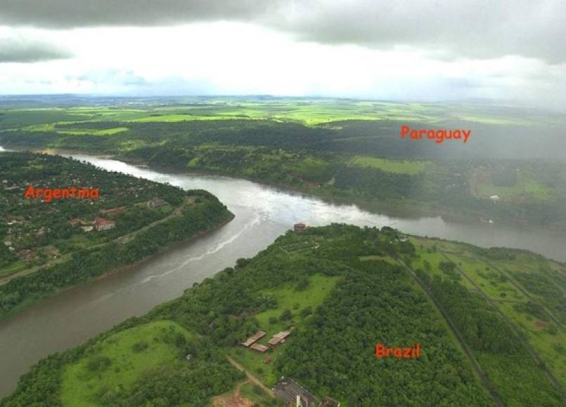 La triple frontera entre Brasil, Argentina y Paraguay. Las fronteras de estos tres países, en esta zona, siguen el curso de los ríos Iguazú y Paraná.