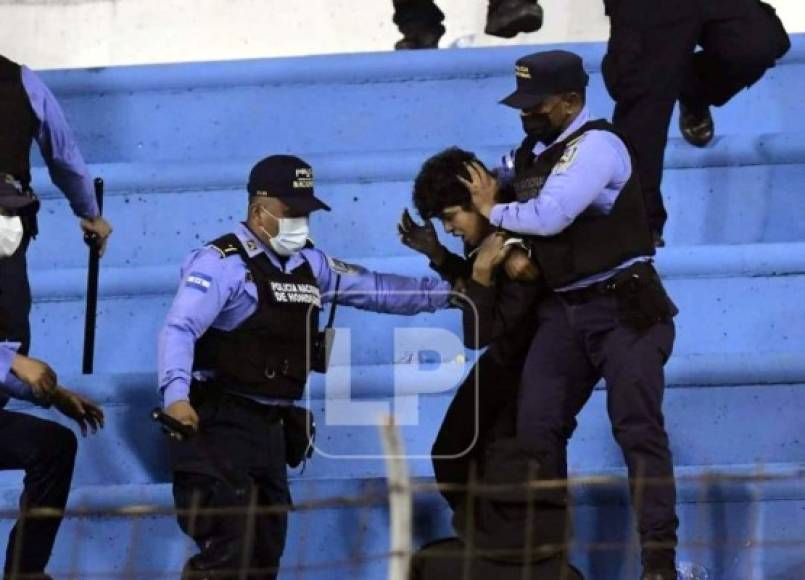 Al final del partido, la derrota provocó relajos en las graderías del estadio Olímpico y la Policía Nacional tuvo que intervenir.