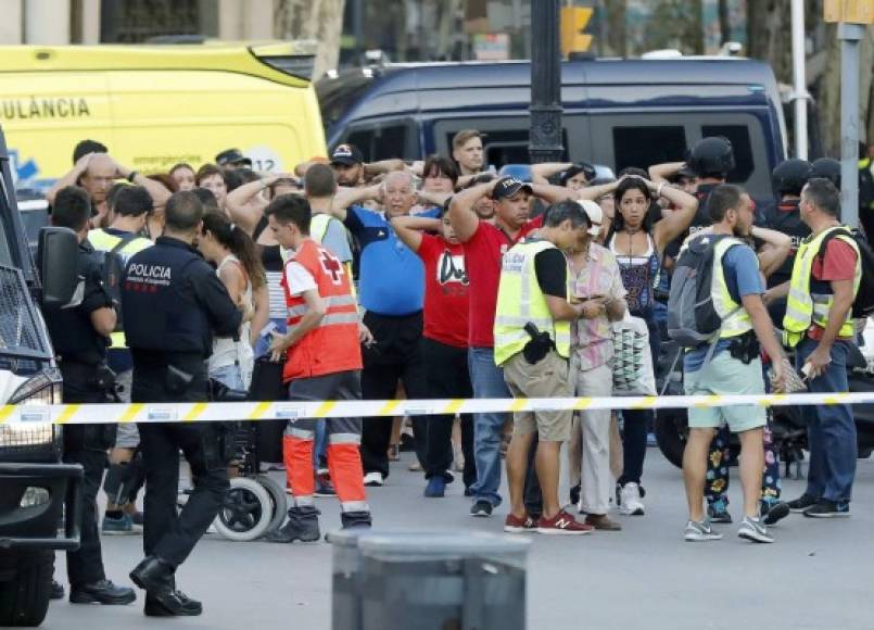 La policía evacuó a los turistas que se refugiaron en restaurantes y bares tras el ataque en las Ramblas.