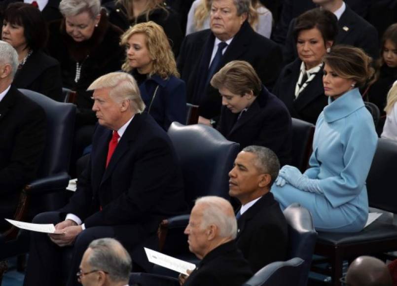 Melania Trump durante la ceremonia, cerca de ella Barack Obama.