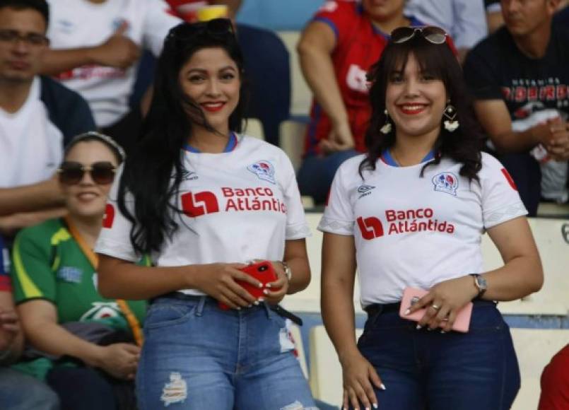 Dos aficionadas del Olimpia en el Nacional apoyando a su equipo ante Marathón.