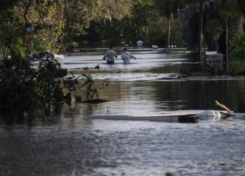 Vecinos se aventuraron a cruzar las calles inundadas tras el paso de Irma en el sur de la Florida.