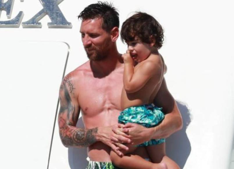 Lionel Messi es un hombre de familia y así lo demuestra día a día. El crack argentino cargando a uno de sus hijos .