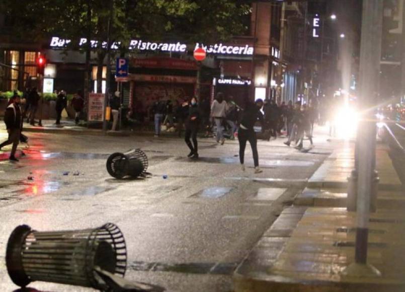 En Milán, capital de la rica región de Lombardía (norte), donde hay el mayor número de contagios, varios centenares de manifestantes se confrontaron por la noche con las fuerzas de seguridad.