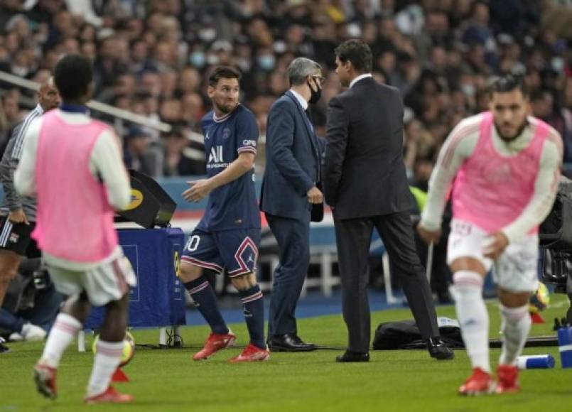 Messi con cara de no entender nada por el cambio.