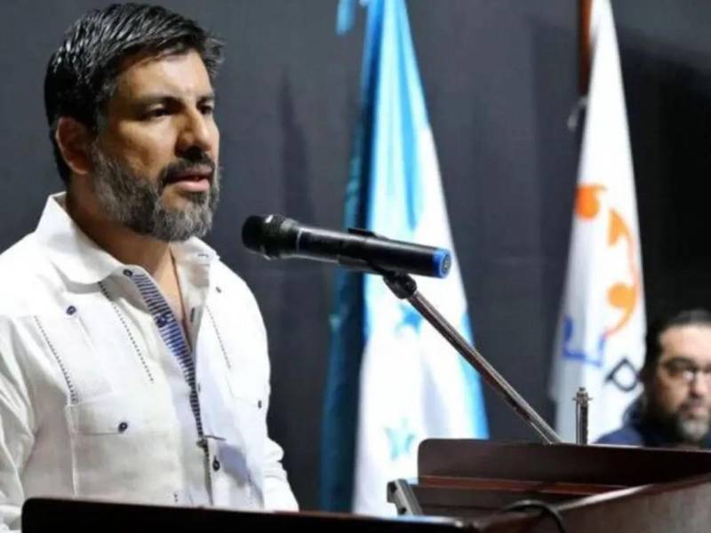 En un hecho sin precedentes desde la creación de la figura en 2013, la Comisión Especial del Congreso Nacional citó formalmente al suspendido fiscal general, Johel Zelaya, para comparecer en audiencia pública este martes 24 de marzo a las 2:00 de la tarde.