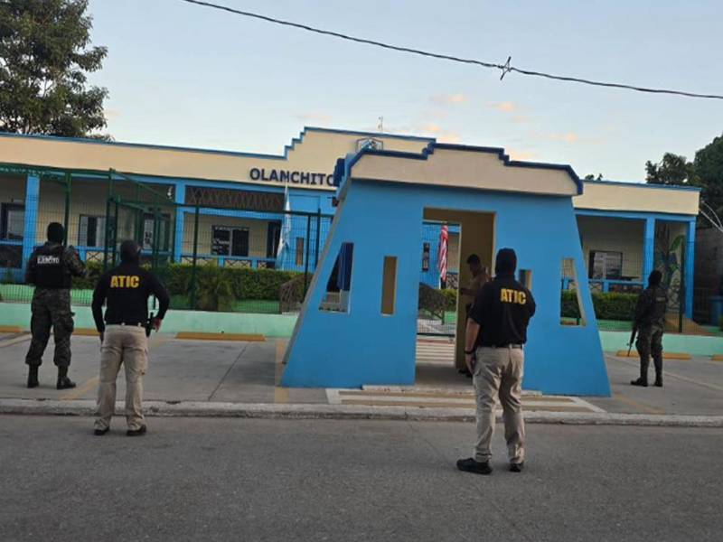 Agentes de la Atic durante el operativo de este martes en Olanchito. Fotografía del MP.