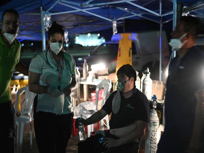 Personal de salud atiende a una persona afectada por una explosión ayer viernes, en una fábrica en el área industrial de Ezeiza, Buenos Aires. EFE/ Nehuen Rovediello