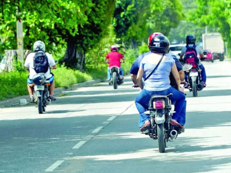 Esta medida busca mejorar la visibilidad de los usuarios en carretera y prevenir accidentes durante la noche. Imagen referencial de archivo.
