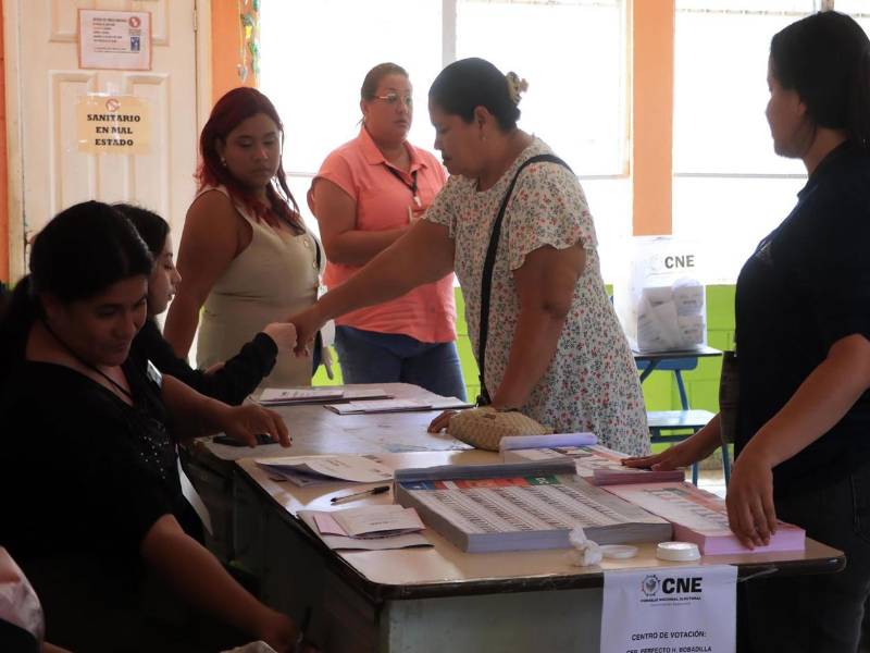 Fotografía del 30 de noviembre de 2025 de personas durante la jornada de las elecciones generales, en San Pedro Sula (Honduras). EFE