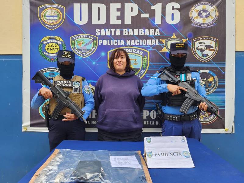 Durante la detención, a la mujer se le decomisaron varios envoltorios de marihuana.