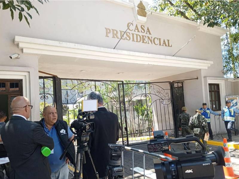 Ambiente en las afueras de Casa Presidencial previo a la reunión.