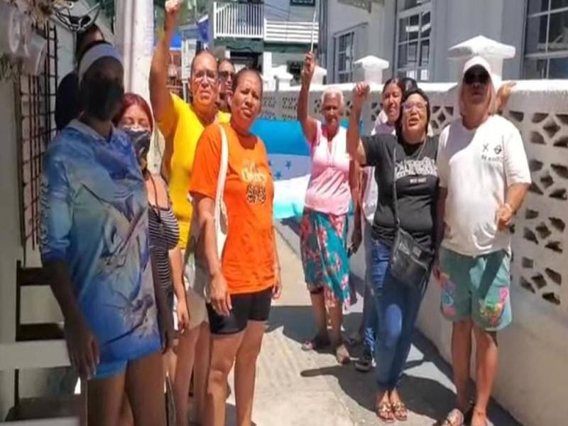 La jornada transcurre bajo un ambiente de confrontación política que mantiene en vilo a los habitantes de la isla.