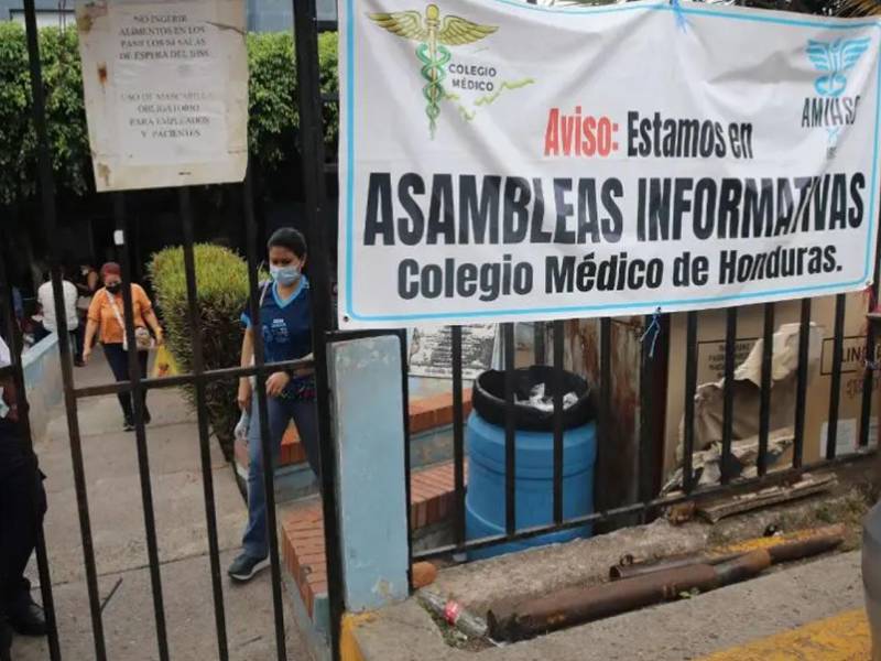 Los médicos se mantuvieron una semana en protesta, a finales de marzo, exigiendo mejoras salariales para su gremio. Foto: Alex Pérez/LA PRENSA