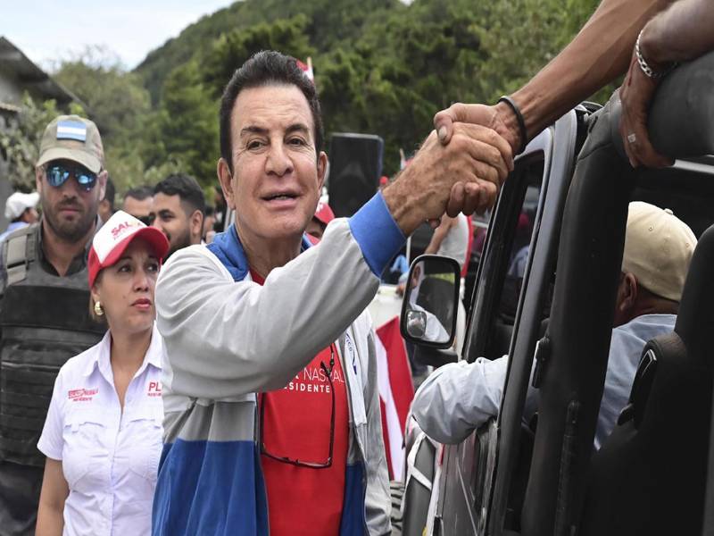 Fotografía cedida por el comité de campaña del Partido Liberal de Honduras de su candidato a la Presidencia, Salvador Nasralla, durante una visita ayer, en el municipio San Antonio de Flores, en el departamento de El Paraíso. EFE