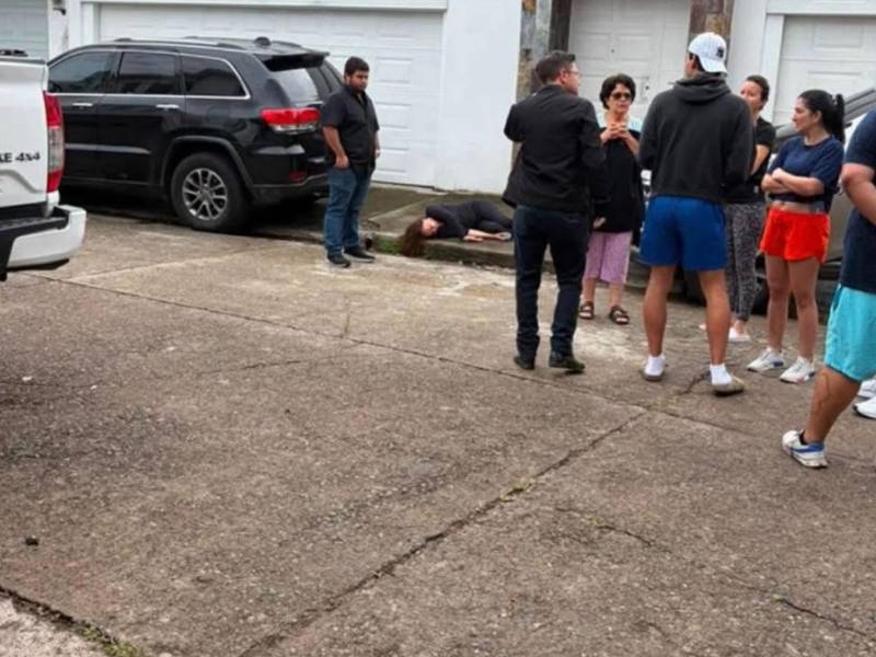 Tras salir del vehículo, la mujer se acostó en la acera y se durmió.