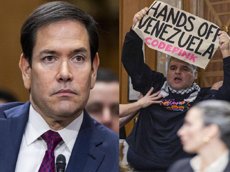 Agentes de seguridad echaron al manifestante de la sala por la fuerza. EFE