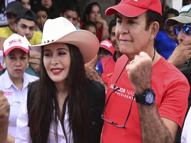 Fotografía cedida por el comité de campaña del Partido Liberal de Honduras de su candidato a la Presidencia, Salvador Nasralla (d), durante una visita ayer sábado en el municipio San Antonio de Flores en el departamento del Paraíso (Honduras). EFE/ Partido Liberal.